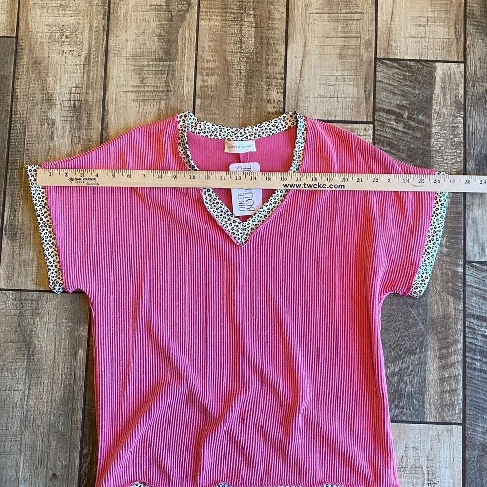 Lovely Melody Pink Short Sleeve Ribbed Top with Cheetah Patterned Edges 🆕